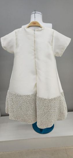 صورة فستان سهرة بيج بفينكة كبيرة على الصدر لؤلؤ على الاكتاف والعنق